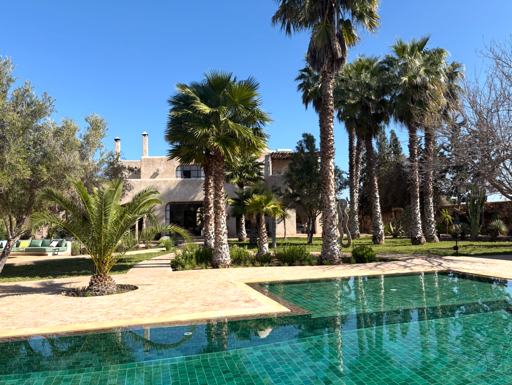 Villa Najma et piscine sous les palmiers